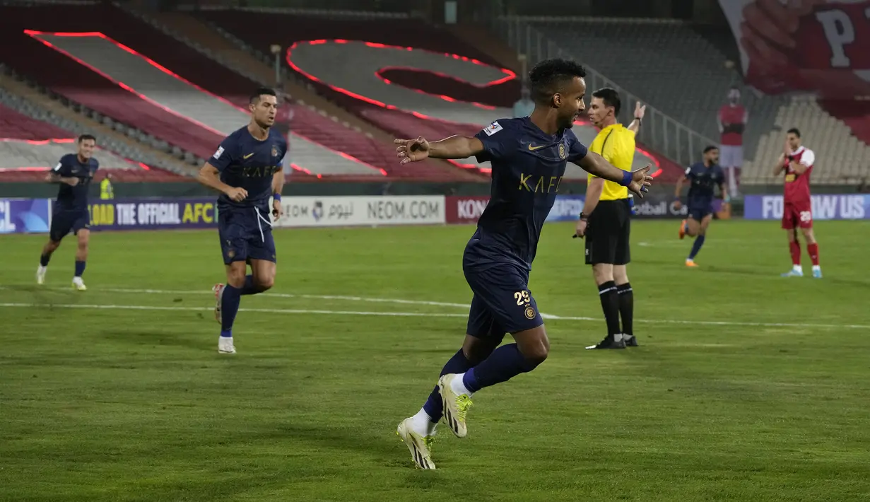 Pemain Al-Nassr, Abdulrahman Abdullah Ghareeb (kanan) melakukan selebrasi bersama rekan-rekannya, termasuk Cristiano Ronaldo (kedua kiri) setelah mencetak gol ke gawang Persepolis pada laga Grup E Liga Champions Asia 2023/2024 di Azadi stadium, Teheran, Iran, 19 September 2023. (AP Photo/Vahid Salemi)