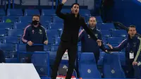 Manajer Arsenal, Mikel Arteta, memberikan instruksi kepada para pemainnya dalam laga kontra Chelsea di Stamford Bridge, Kamis (13/5/2021) dini hari WIB. (SHAUN BOTTERILL / POOL / AFP)