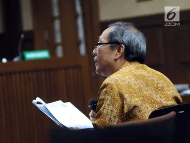 Pengusaha Made Oka Masagung saat menjawab pertanyaan Jaksa Penuntut Umum KPK pada sidang lanjutan dugaan korupsi proyek e-KTP dengan terdakwa Setya Novanto di Pengadilan Tipikor, Jakarta, Senin (22/1). (Liputan6.com/Helmi Fithriansyah)