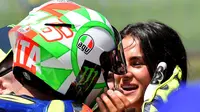 Valentino Rossi bersama kekasihnya, Francesca, setelah kualifikasi MotoGP Italia 2018. (AFP/Tiziana Fabi)