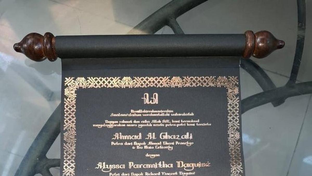 Potret Undangan Pernikahan Al Ghazali dan Alyssa Daguise, Bak Gulungan Surat Kerajaan