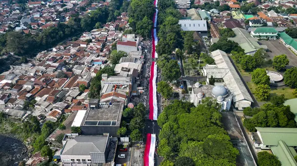 Ribuan Warga Bogor Bentangkan Bendera Merah Putih Raksasa