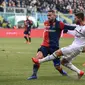 Striker AC Milan Fabio Borini (kanan) beraksi pada lanjutan Serie A melawan Genoa di Stadio Luigi Feraris, Senin (21/1/2019). (AFP/Miguel Medina)