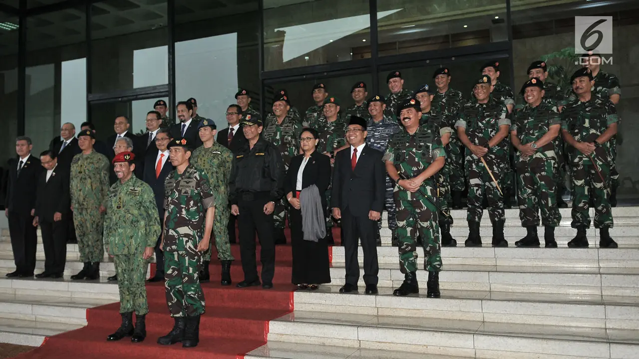 Sambut Sultan Brunei, Jokowi Bergaya Militer di Mabes TNI