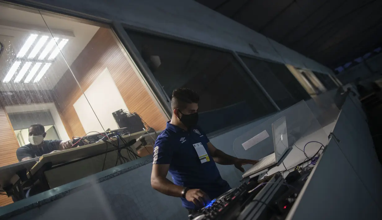 DJ Franklin Scheleger (29) memainkan suara dan lagu menyerupai gemuruh suporter selama pertandingan antara Fluminense dan Atletico Goianiense dalam babak lanjutan Kejuaraan Brasil di Stadion Maracana, Rio de Janeiro, Brasil, pada 2 September 2020. (AFP/Mauro Pimentel)