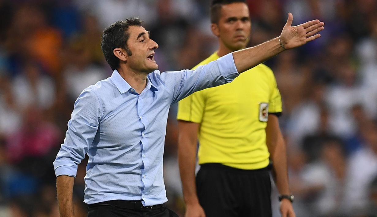 Gaya pelatih Barcelona, Ernesto Valverde memberikan arahan kepada anak asuhnya saat melawan Real Madrid pada leg kedua Piala Super Spanyol di Santiago Bernabeu stadium (16/8/2017). Real menang 2-0. (AFP/Gabriel Bouys)