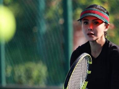 Bagi penggemar penyanyi pelantun lagu "50 Tahun Lagi" tentu sudah familiar dengan sosoknya yang selalu tampil awet muda. Baru-baru ini ia pun tampil curi perhatian dengan membagikan momen saat jalani olahraga tenis. Cukup jarang kakak dari Krisdayanti ini membagikan potretnya jalani olahraga. (Liputan6.com/IG/@yunishara36)