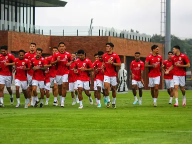 Para pemain Timnas Indonesia melakukan pemanasan dalam sesi latihan di Bali United Training Center, Bali menjelang laga Ronde 3 Kualifikasi Piala Dunia 2026 melawan China pada Selasa sore (23/05/2025). (Bola.com/Alit Binawan)