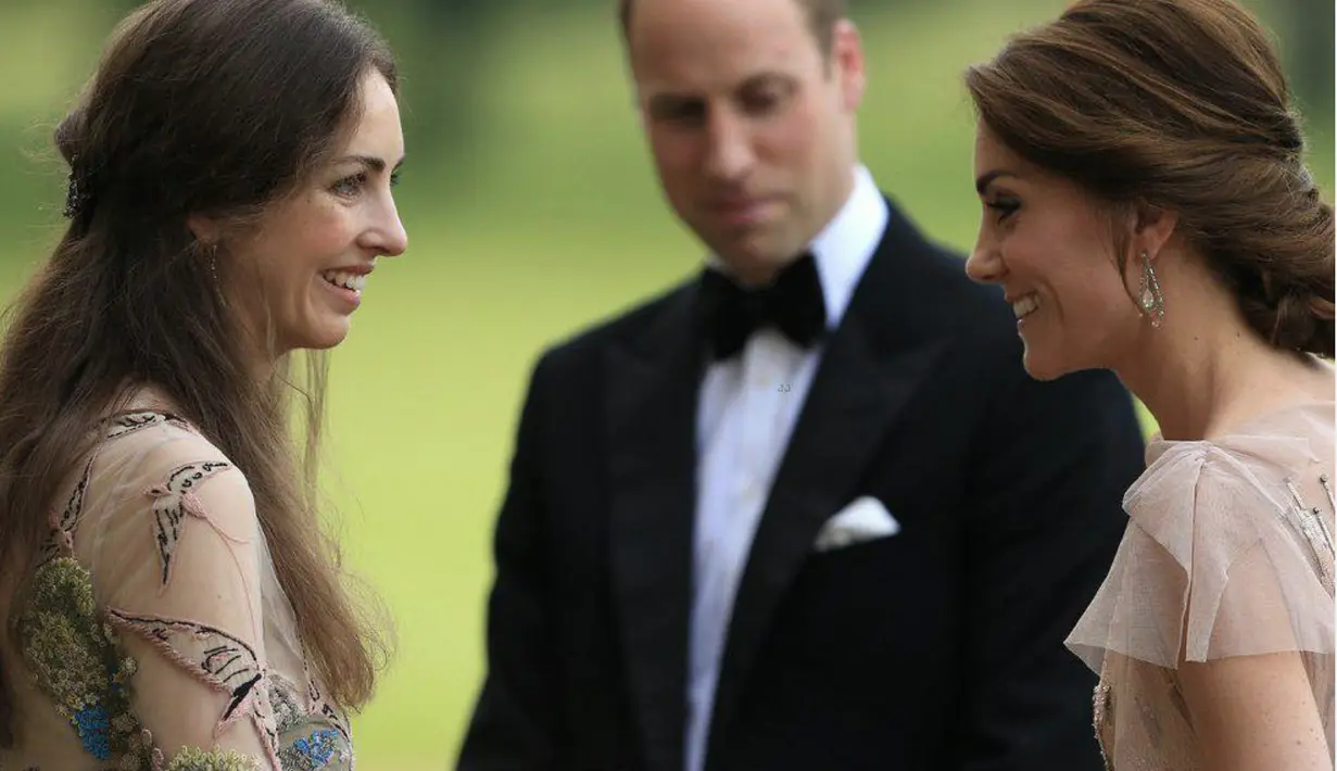 Pada kesempatan ini, Rose Hanbury terlihat begitu memukau dengan dress see through dengan motif floral. [Foto: Instagram/ Rose Hanbury]