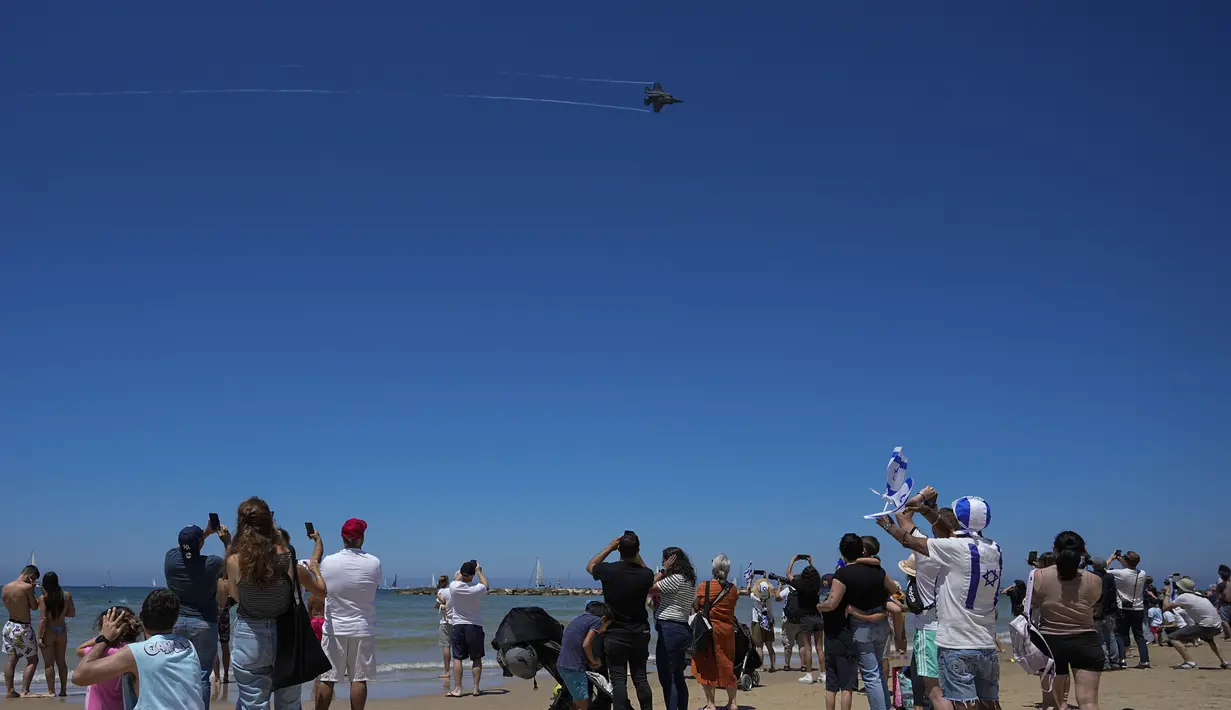 <p>Warga Israel merayakan Hari Kemerdekaan dengan memenuhi pantai untuk membuat daging panggang sembari berjemur. (AP Photo/Ariel Schalit)</p>
