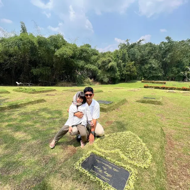 6 Momen Ririn Ekawati Ziarah ke Makam Mendiang Suami Bareng Ibnu Jamil dan Buah Hati