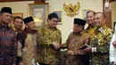 Ketum Partai Golkar, Airlangga Hartarto (keempat kiri) menyalami Ketum PBNU, Said Aqil Siradj jelang melakukan pertemuan di Jakarta, Jumat (8/6). Pertemuan kedua tokoh bersama jajarannya berlangsung tertutup. (Liputan6.com/Helmi Fithriansyah)