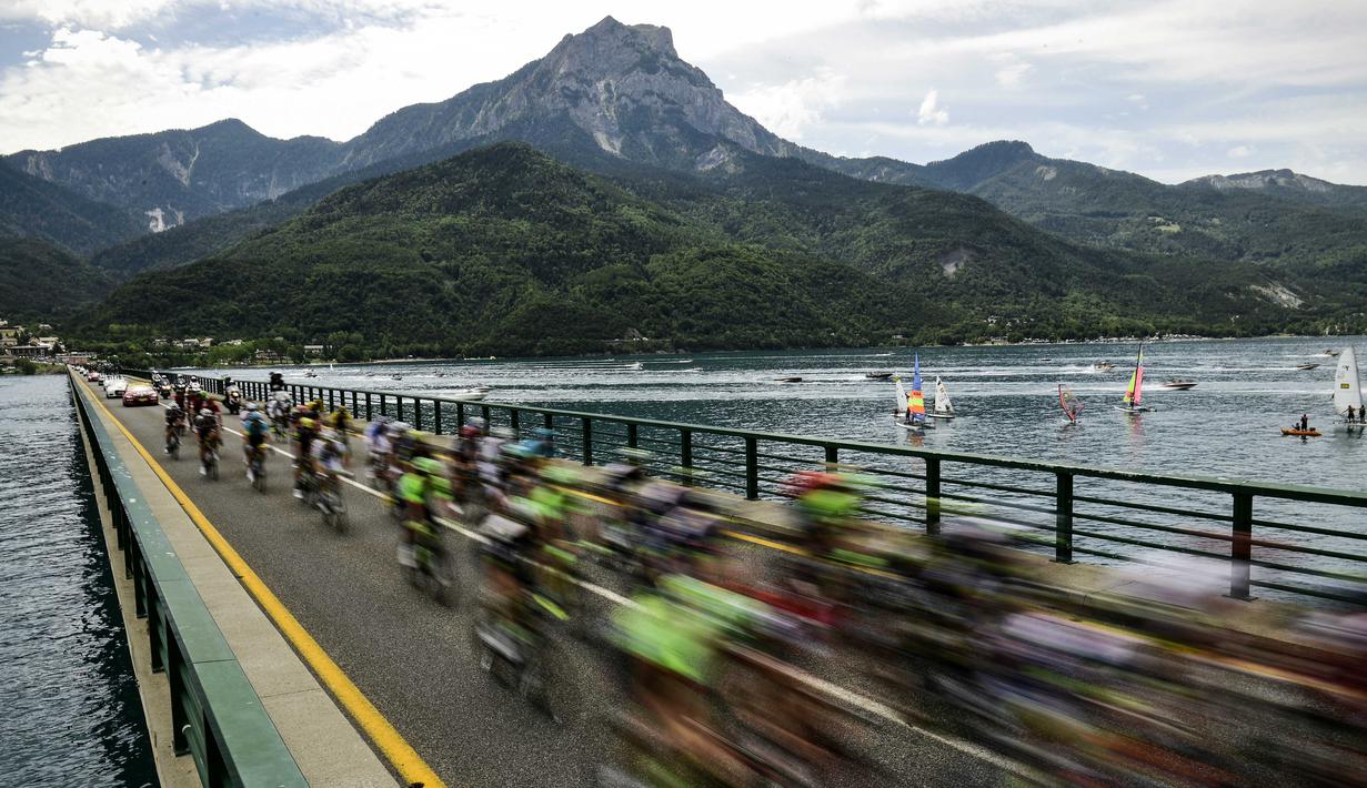 Pebalap Tour de France melintasi danau Serre-Poncon pada etape ke-29 engan jarak tempuh 222,5 km dari Embrun menuju Salon-de-Provence, Prancis, (21/7/2017). (AFP/Lionel Bonaventure)