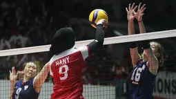 Pemain timnas bola voli putri Indonesia, Hany Budiarti melepaskan spike yang berusaha diblok pemain Chinese Taipei, Chen Tzu-Ya pada laga semifinal Kejuaraan Bola Voli Putri AVC Challenge Cup 2023 di GOR Tri Dharma, Gresik, Jawa Timur, Sabtu (24/6/2023). Indonesia menang 3-2 atas Chinese Taipei (22-25, 26-24, 22-25, 25-20 dan 15-12) dan memastikan lolos ke babak final untuk menantang Vietnam. (Dok. PBVSI)