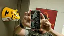 J-Hope melakukan mirror selfie namun sengaja menutupi wajahnya. Sehingga yang terlihat hanyaka ponsel bagian belakang dan ornamen harimau yang tampak imut. (Foto: Instagram/ uarmyhope)