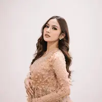 Lihat di sini detail kebaya mewah yang dikenakan Mahalini di momen tasyakuran 7 bulan kehamilan. [@mahalini/@askyfebrianti].