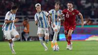 Pemain Argentina, Alejandro Garnacho (kiri) berebut bola dengan pemain Timnas Indonesia, Marc Klok pada laga FIFA Matchday di Stadion Utama Gelora Bung Karno (SUGBK), Senayan, Jakarta, Senin (19/06/2023). (Bola.com/Bagaskara Lazuardi)