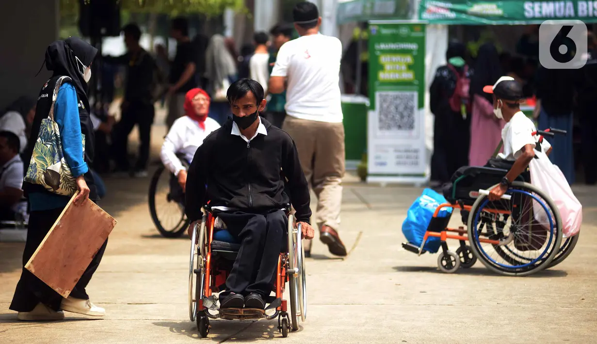 Pelamar mengendarai kursi roda saat menghadiri Job Fair Disabilitas bertajuk Cinta Disabilitas di Lapangan Banteng, Jakarta, Sabtu (3/12/2022). Sebanyak 20 perusahaan dari BUMD DKI Jakarta dan perusahaan swasta lainnya yang ikut serta dalam acara ini. (merdeka.com/Imam Buhori)