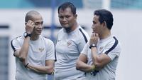 Pelatih Indonesia, Bima Sakti, bersama staf pelatih, Kurniawan Dwi Yulianto dan Kurnia Sandi saat sesi latihan di Stadion Wibawa Mukti, Jawa Barat, Jumat (02/11/2018). Latihan tersebut dalam rangka persiapan jelang laga Piala AFF 2018. (Bola.com/M Iqbal I