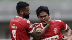 Bek Perseru Badak Lampung FC, Jujun Saefuloh, menangis usai berhasil mengalahkan Bhayangkara FC pada laga Liga 1 2019 di Stadion Patriot, Bekasi, Jumat (16/8). Bhayangkara FC takluk 0-1 dari Badak Lampung FC. (Bola.com/M Iqbal Ichsan)