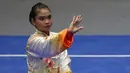 Atlet Wushu Indonesia, Alisya Mellynar saat bertanding dalam cabang olahraga Wushu nomor Taolu Tajiquan Wanita SEA Games 2021 yang berlangsung di Cau Giay Gymnasium, Hanoi, Sabtu (14/5/2022). Ia berhasil meraih medali emas setelah mengumpulkan skor 9,71. (Bola.com/Ikhwan Yanuar)