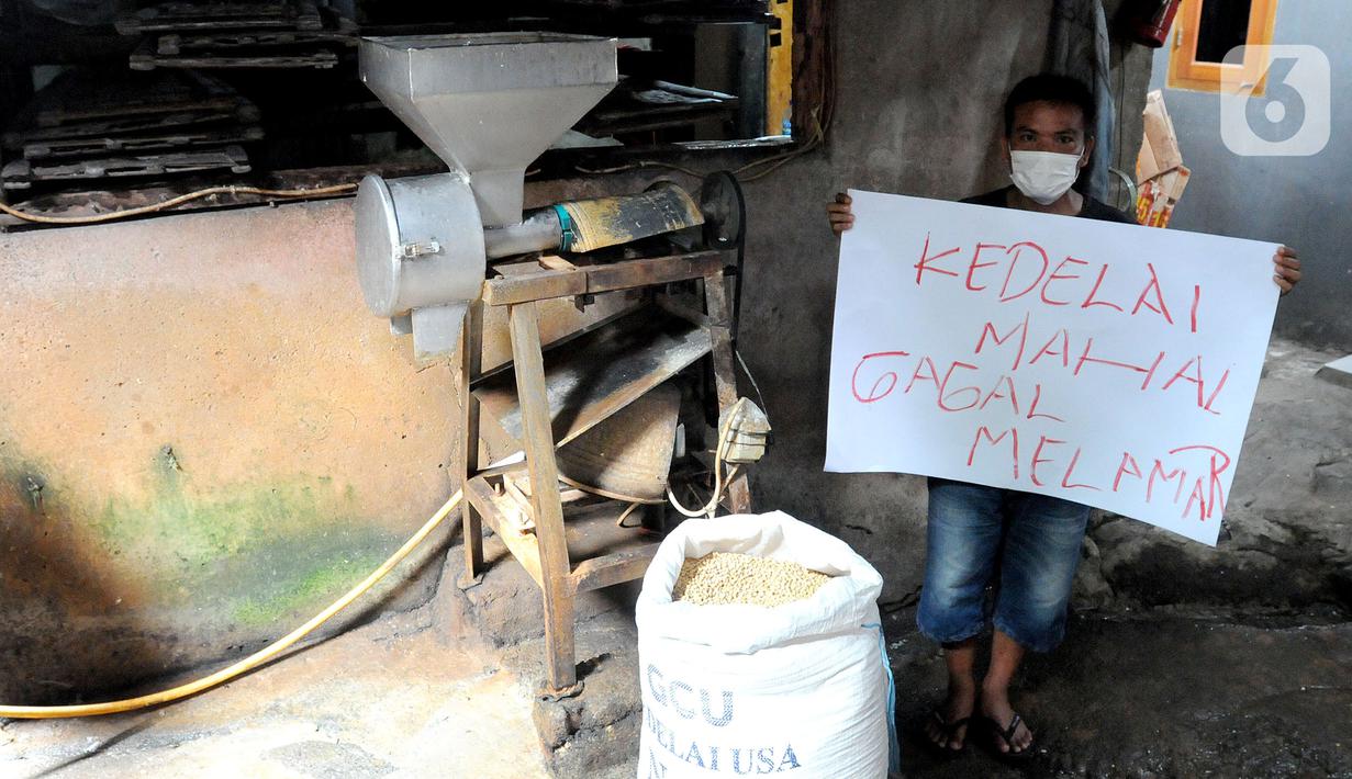 Perajin tempe melakukan aksi mogok produksi di Sentra Produksi Tempe Kelurahan Tugu, Cimanggis, Depok, Senin (21/02/2022).  Harga kedelai impor yang mencapai Rp1,1 juta/kwintal membuat ratusan perajin tahu-tempe di Jabodetabek menggelar mogok produksi tiga hari ke depan. (merdeka.com/Arie Basuki)