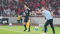Pelatih Timnas Indonesia John Herdman memberikan arahan kepada para pemain dari pinggir lapangan saat menghadapi Malaysia pada laga kedua Grup A FIFA ASEAN Cup 2026 di Stadion Utama Gelora Bung Karno (SUGBK), Jakarta, Senin (28/9/2026). Laga Indonesia vs Malaysia berakhir imbang 0-0. (KLY/Budy Santoso)