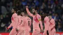 Striker Barcelona, Lionel Messi, melakukan selebrasi usai membobol gawang Getafe pada laga La Liga di Stadion Alfonso Perez, Minggu (6/1). Barcelona menang 2-1 atas Getafe. (AP/Manu Fernandez)