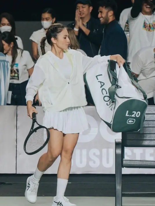 Tak hanya kecantikannya, body goals Wulan Guritno juga jadi sorotan publik.