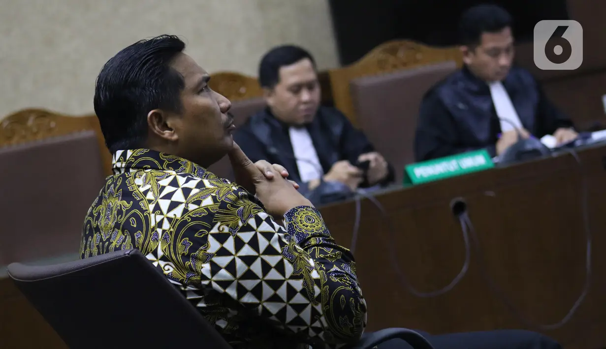 Terdakwa penerima gratifikasi terkait kerjasama jasa pelayaran, Bowo Sidik Pangarso menyimak pembacaan amar putusan saat sidang di Pengadilan Tipikor Jakarta, Rabu (4/12/2019). Bowo divonis 5 tahun penjara dan denda Rp 250 juta subsider 4 bulan kurungan. (Liputan6.com/Helmi Fithriansyah)