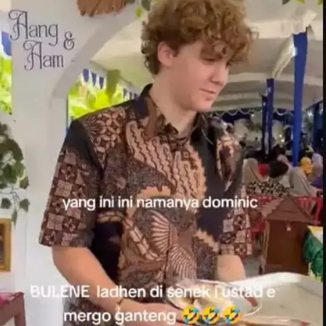 Viral 2 Pria WNA Jadi |Pelayan di Acara Pernikahan di Klaten, Lengkap Pakai Peci dan Sarung.