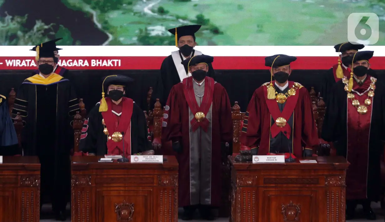 Presiden Republik Indonesia ke-5, Megawati Soekarnoputri (kedua kiri) saat Sidang Senat Terbuka Pengukuhan Guru Besar di Aula Merah Putih Universitas Pertahanan, Bogor, Jumat (11/6/2021). Megawati menerima gelar Profesor Kehormatan dari Universitas Pertahanan. (Liputan6.com/Helmi Fithriansyah)