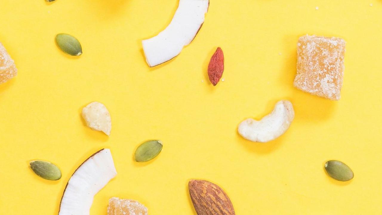Kelapa kuning atau kelapa gading adalah salah satu jenis kelapa yang tumbuh di iklim tropis Indonesia. Kelapa kuning memiliki air dengan rasa yang segar dan lezat, serta memiliki sejumlah manfaat kesehatan yang patut diacungi jempol.