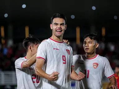 Pemain Timnas Indonesia U-20, Jens Raven (tengah) melakukan selebrasi bersama rekan-rekannya setelah mencetak gol pembuka ke gawang Timor Leste pada laga Grup F Kualifikasi Piala Asia U-20 2025 di Stadion Madya, Senayan, Jakarta, Jumat (27/09/2024). (Bola.com/Bagaskara Lazuardi)