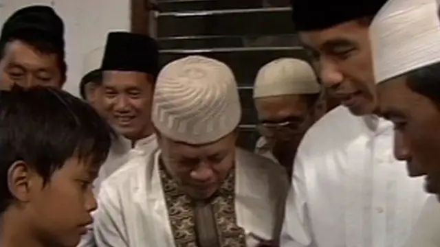 Tarawih Pertama, Jokowi Salat di Masjid Bergang Sempit
