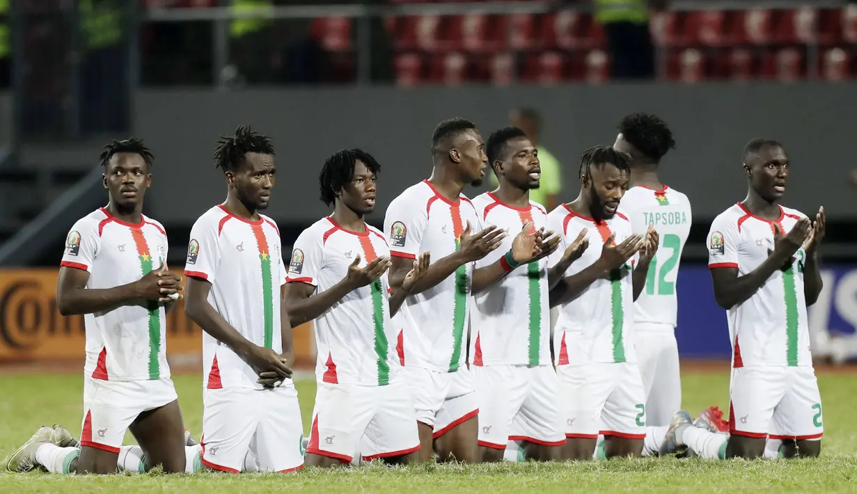 Burkina Faso sukses menyingkirkan Gabon dari babak 16 besar Piala Afrika 2021. Burkina Faso menang lewat drama adu penalti dengan skor akhir 7-6.(AP/Sunday Alamba)