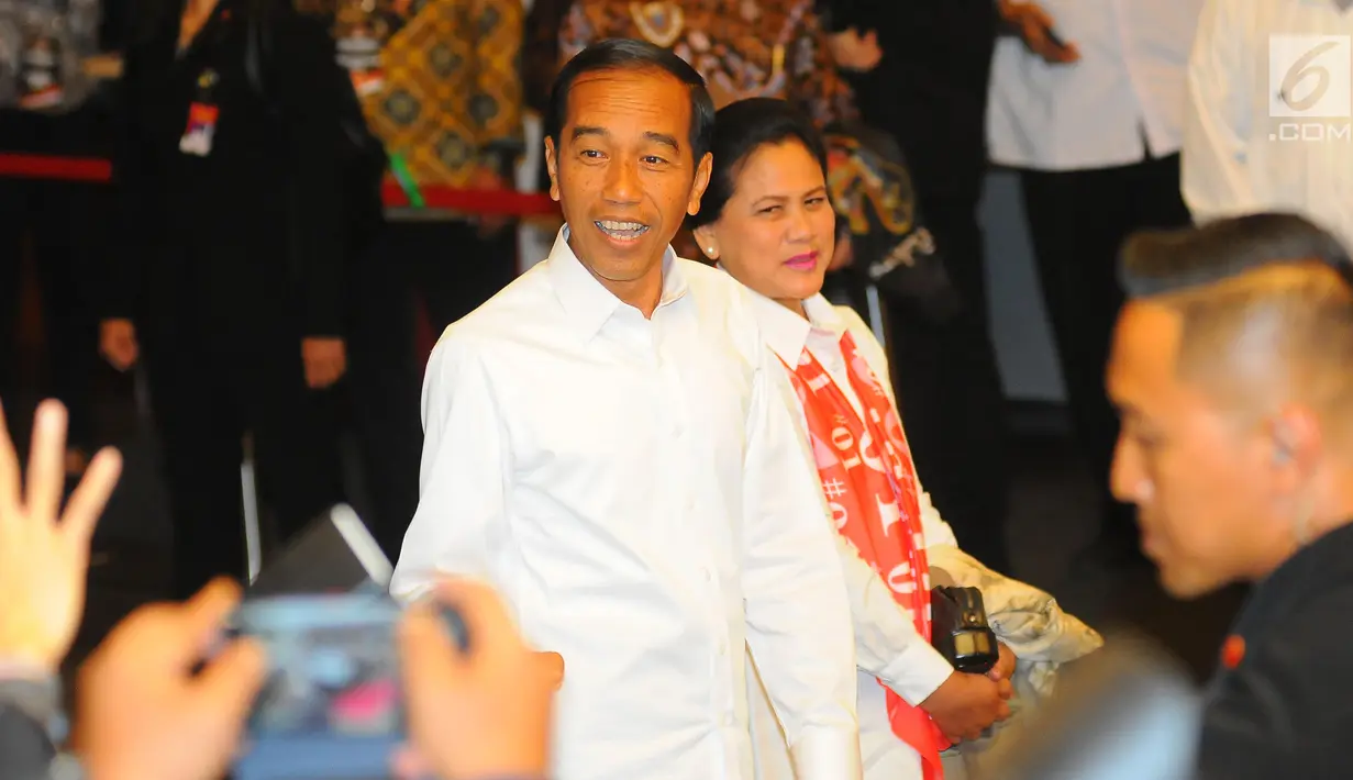 Capres 01 Joko Widodo atau Jokowi beserta istri Iriana Jokowi tiba di lokasi debat keempat Pilpres 2019 di Hotel Shangri-La, Jakarta, Sabtu (30/3). Debat kali ini mengangkat tema tentang ideologi, pemerintahan, pertahanan dan keamanan, serta hubungan internasional. (Liputan6.com/AnggaYuniar)