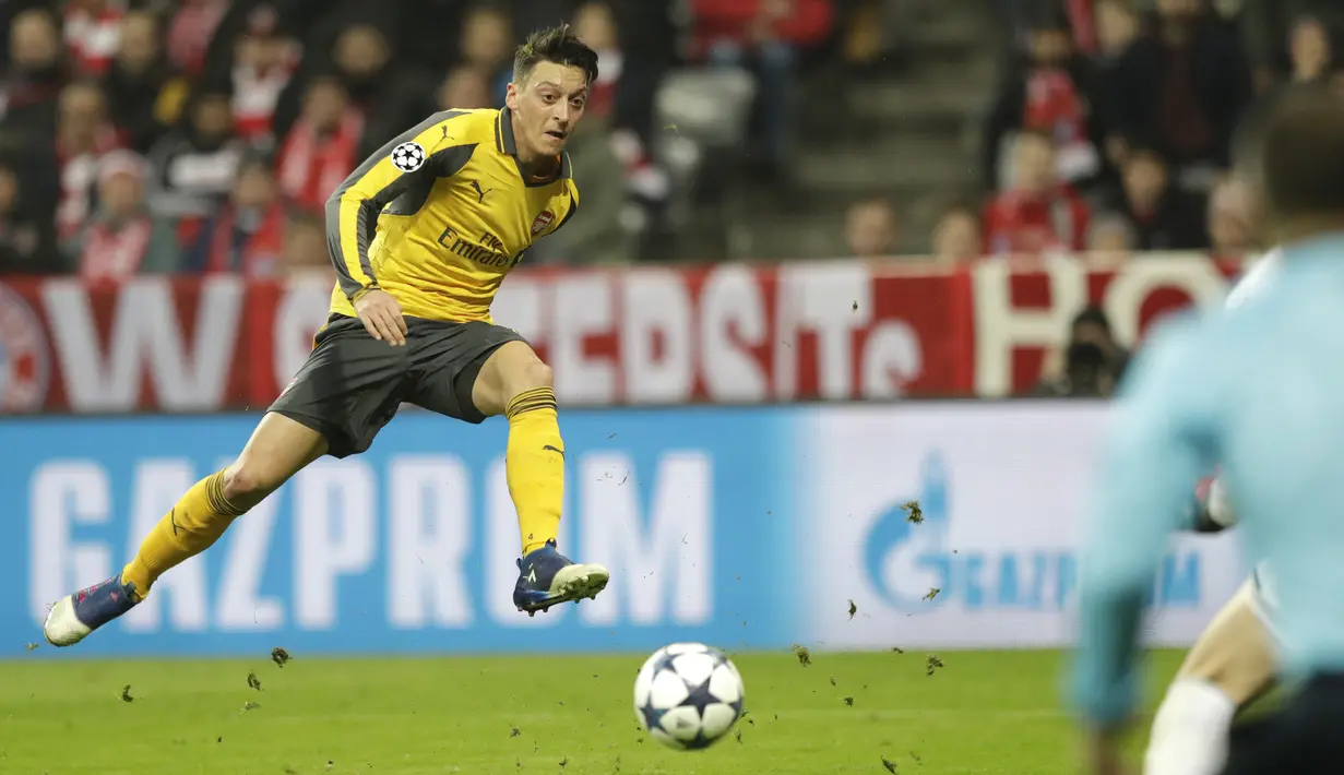 Aksi menawan bersama Bremen dan timnas Jerman membuat Ozil dibeli Real Madrid pada tahun 2010.  (AP Photo/Matthias Schrader, File)