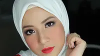 Warna lipstik ini memberikan nuansa yang lebih matang pada makeup hijabers. (Sumber foto: natasharizkynew/instagram)