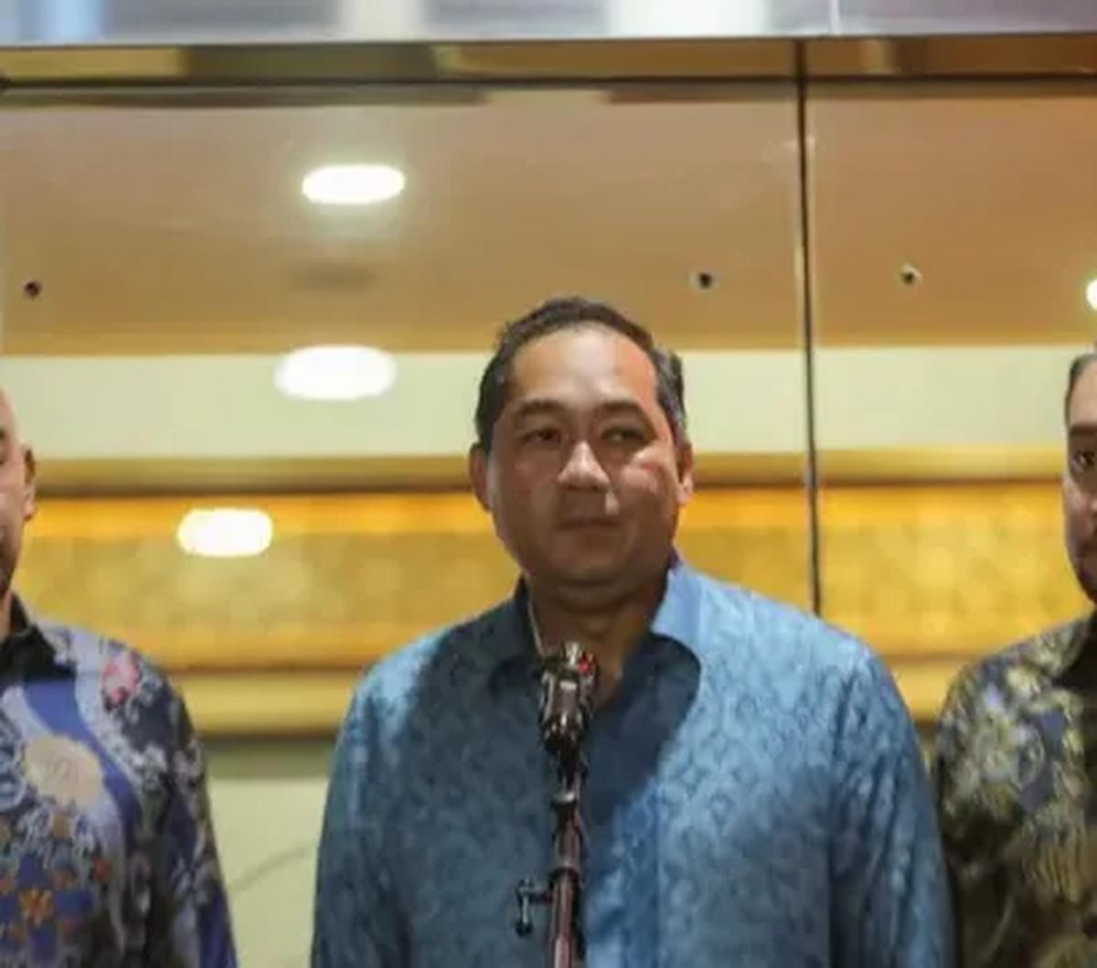 "Tadi saya menjalani proses yang diadakan oleh penyidikan di Kejagung. Saya menjawab 61 pertanyaan. Saya mencoba menjawab sebaik-baiknya," kata Lutfi di Kejagung, Rabu (9/8).