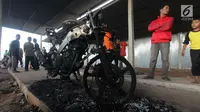 Sebuah sepeda motor hangus terbakar akibat ledakan pabrik kembang api di Komplek Pergudangan 99, Jalan Raya Salembaran, Cengklong, Kosambi, Kabupaten Tangerang, Banten (26/10). (Liputan6.com/Pool)