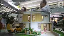 Pengunjung mengamati miniatur rumah pada pameran properti Mandiri Fiesta Expo di Jakarta, Selasa (12/11/2019). Pameran ini menawarkan promo khusus untuk nasabah Mandiri Group dan nasabah Sinar Mas Land yaitu suku bunga KPR mulai dari 4,5 persen fixed satu tahun. (Liputan6.com/Angga Yuniar)