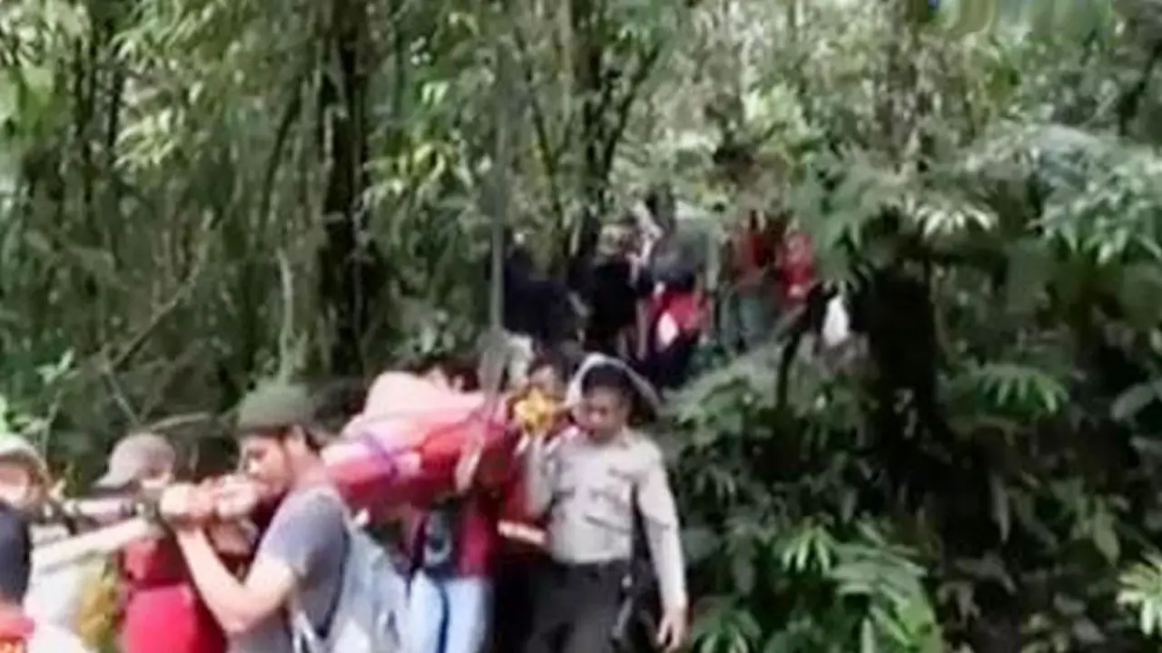  Evakuasi Pendaki Gunung Cedera