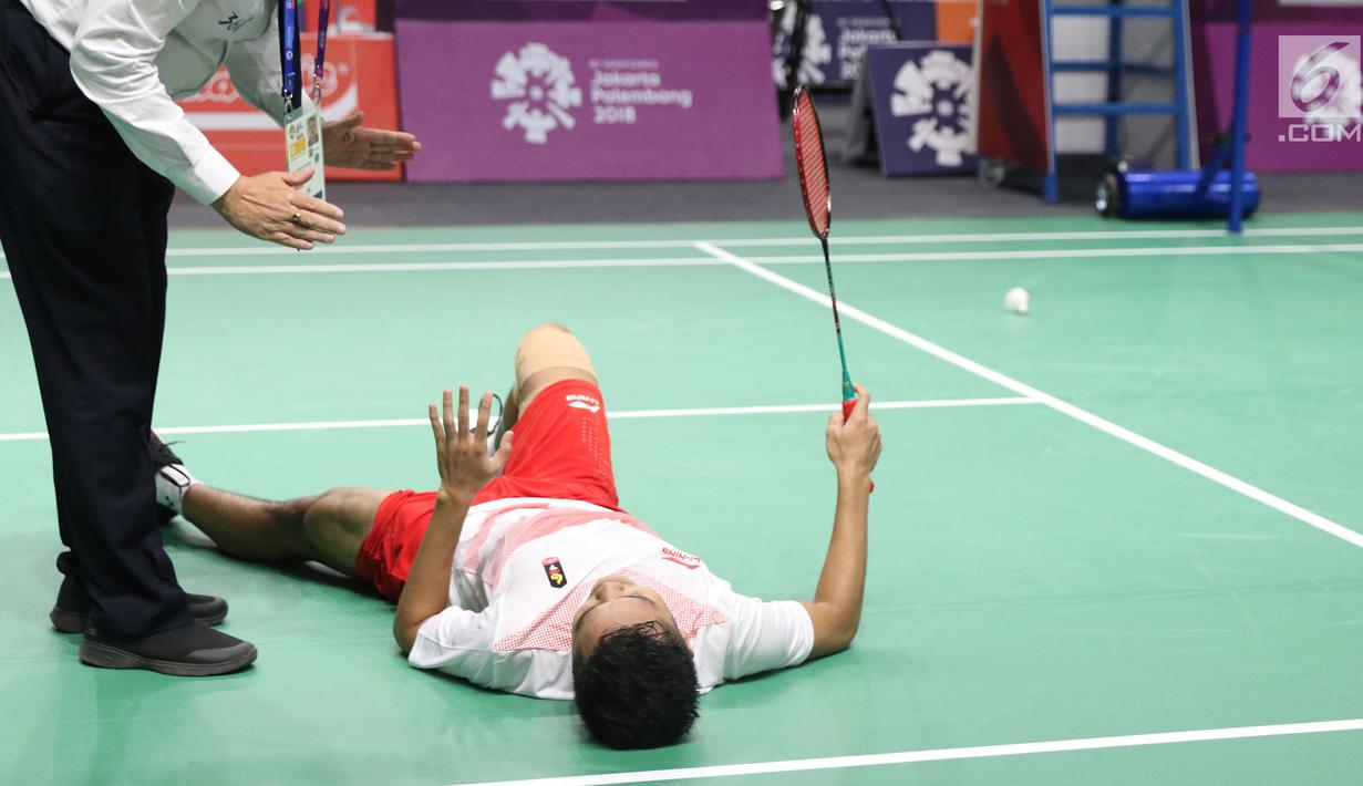 Kondisi kaki tunggal putra Indonesia, Anthony Ginting yang memburuk dan tidak bisa melanjutkan pertandingan melawan pemain China, Shi Yuqi pada final Bulutangkis Beregu Putra Asian Games 2018 di Jakarta, Rabu (22/8).  (Liputan6.com/Helmi Fithriansyah)