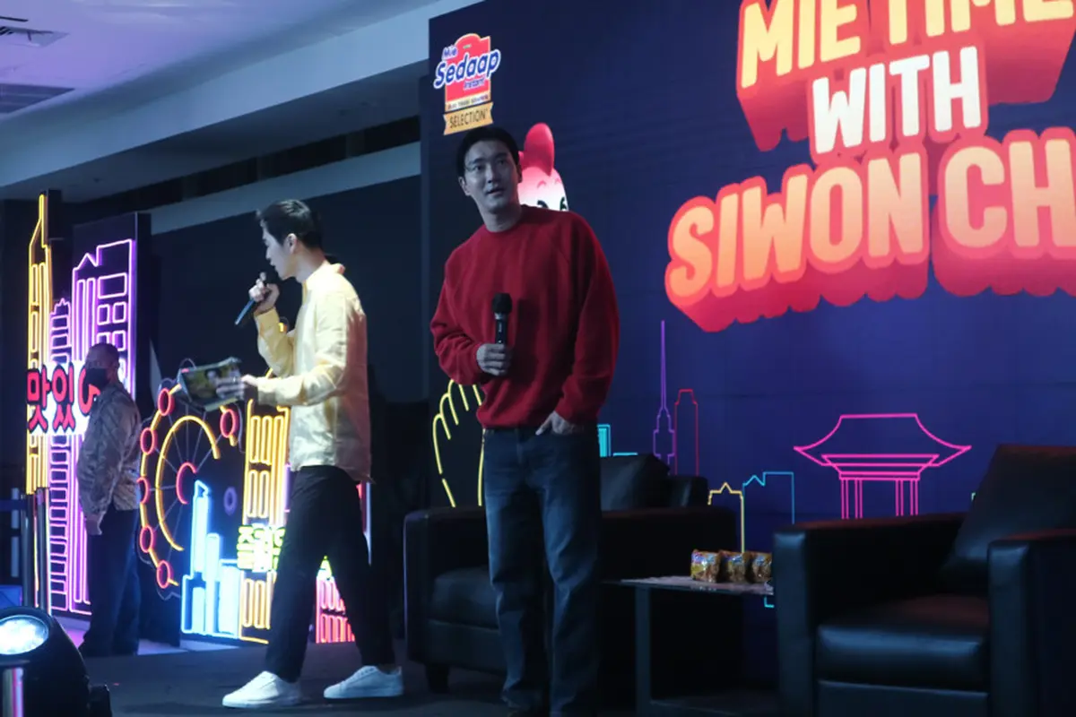 Akui Tidak Rewel Soal Makanan, Choi Siwon Cicipi Korean Cheese Buldak dalam Mie Instan Lokal