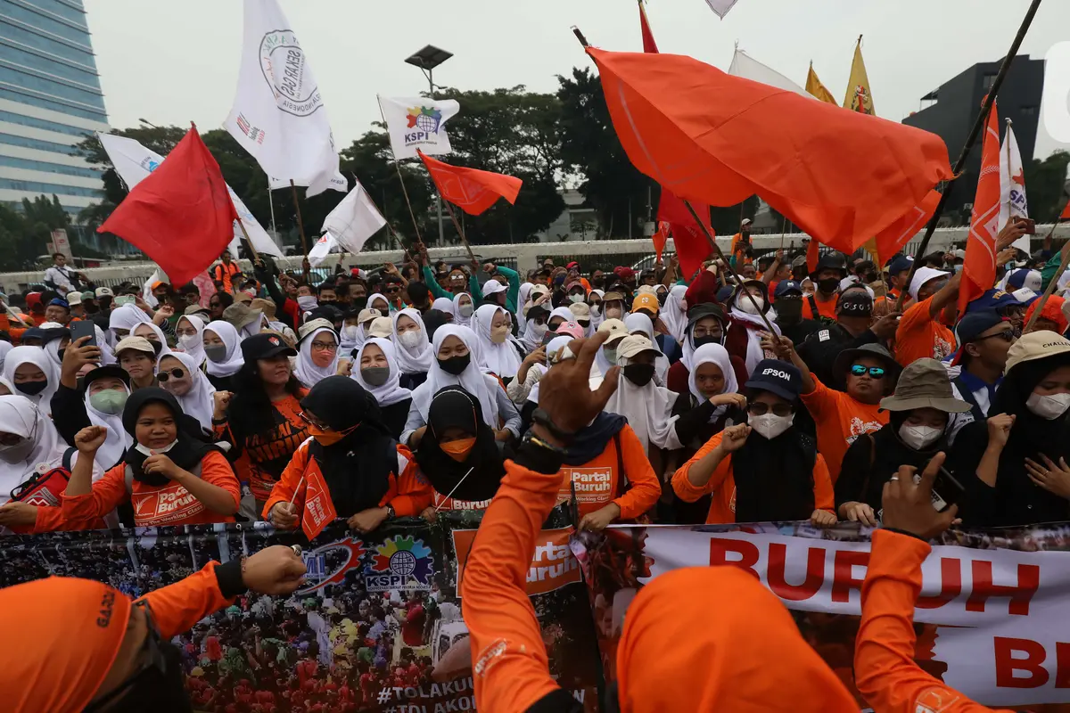 Ribuan Buruh Kembali Geruduk DPR