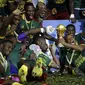 Pemain Kamerun merayakan kesuksesan menjuarai Piala Afrika 2017. Kamerun menumbangkan Mesir 2-1 di final, Senin (6/2/2017) dinihari WIB. (AP Photo/Sunday Alamba)