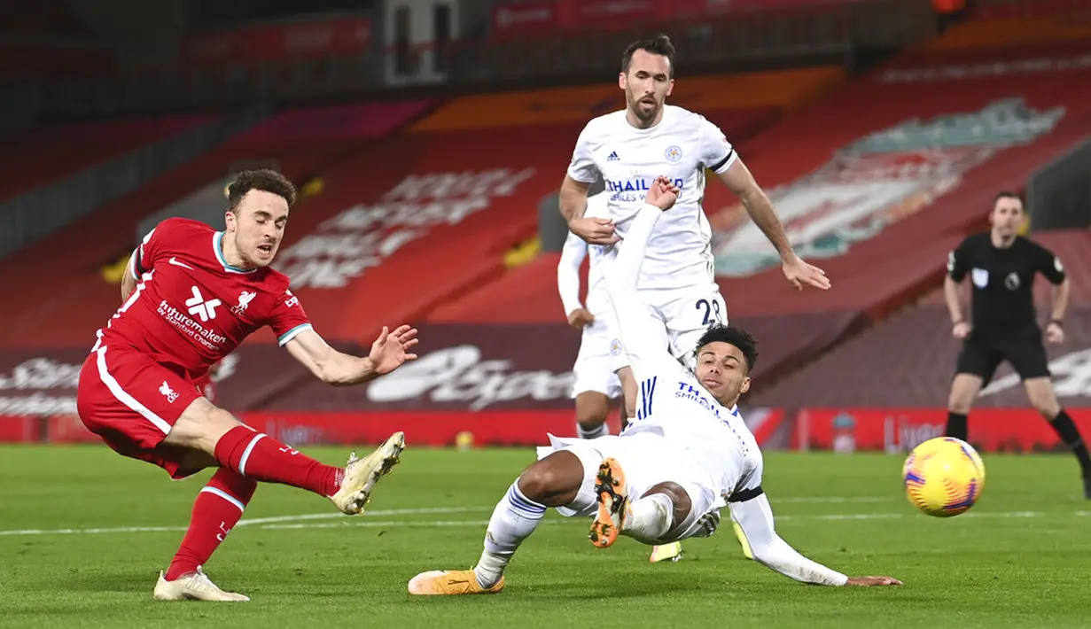 Pemain Liverpool Diogo Jota (kiri) menendang bola ke gawang Leicester City pada pertandingan Liga Premier Inggris di Stadion Anfield, Liverpool, Inggris, Minggu (22/11/2020). Liverpool menang 3-0. (Laurence Griffiths/Pool via AP)