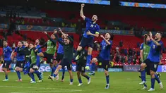Para pemain Italia melakukan selebrasi usai mengalahkan Austria pada pertandingan babak 16 besar Euro 2020 di Stadion Wembley, London, Inggris, Sabtu (26/6/2021). Italia menang 2-1. (Ben Stansall/Pool Photo via AP)