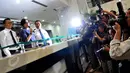 Mantan Menkeu Sri Mulyani didampingi Kepala Biro Bantuan Hukum Kemenkeu Indra Surya dan Kepala Bagian Bantuan Hukum I Didik Hariyanto usai diperiksa Bareskrim Polri di Gedung Kementerian Keuangan, Jakarta,  Senin (8/6/2015). (Liputan6.com/Andrian M Tunay)